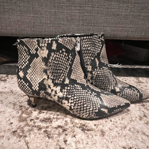 Circus by Sam Edelman Black and Cream Snakeskin Kitten Heel Ankle Boots - Picture 2 of 4